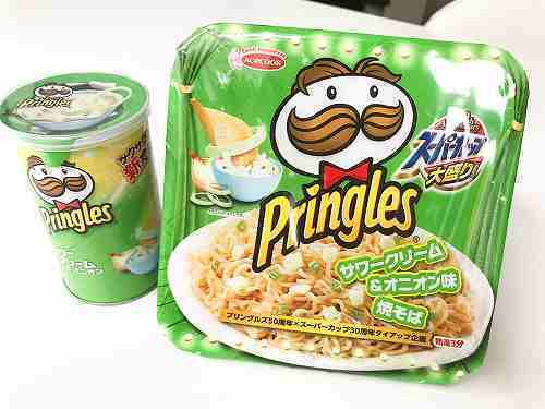 プリングルズ 超サワークリーム&オニオン味焼そば.jpg